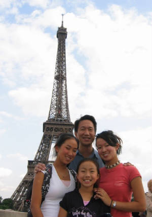 Eiffel_Dad_Girls.jpg