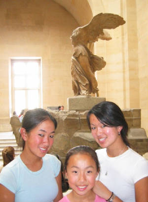 Louvre_girls.jpg